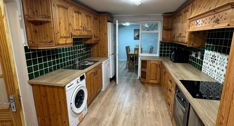 Casă spațioasă de tip bungalow cu 3 dormitoare duble